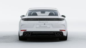 Panamera GTS ārējais skats, kurā redzama automašīnas aizmugure.