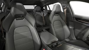 Skats no salona, kurā redzami priekšējie sēdekļi Panamera Turbo S E-Hybrid Executive