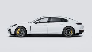 Panamera Turbo S E-Hybrid Executive ārējais skats, kurā redzama automašīnas kreisā puse.
