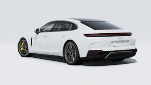 Panamera Turbo S E-Hybrid Executive ārējais skats, kurā redzama automašīnas aizmugure un kreisā puse.