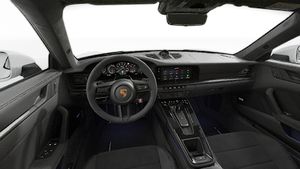 Vue de l'intérieur montrant le volant et le tableau de bord d'un véhicule de transport de marchandises. 911 Carrera GTS