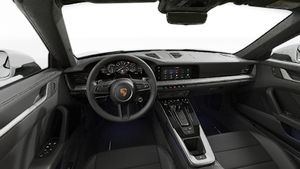 Vue de l'intérieur montrant le volant et le tableau de bord d'un véhicule de transport de marchandises. 911 Carrera Cabriolet