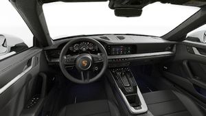 Vue de l'intérieur montrant le volant et le tableau de bord d'un véhicule de transport de marchandises. 911 Carrera 4S Cabriolet