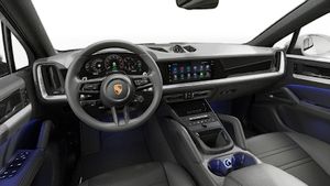 Vue de l'intérieur montrant le volant et le tableau de bord d'un véhicule de transport de marchandises. Cayenne S E-Hybrid Coupé