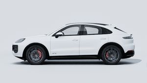 Vue extérieure de Cayenne GTS Coupé montrant le côté gauche de la voiture