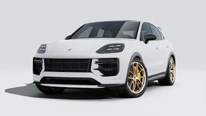Vue extérieure de Cayenne Turbo GT montrant l'avant et le côté gauche de la voiture