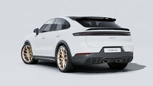 Vue extérieure de Cayenne Turbo GT montrant l'arrière et le côté gauche de la voiture