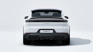 Vue extérieure de Cayenne Turbo GT montrant l'arrière de la voiture