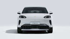 Vue extérieure de Cayenne S Electric montrant l'avant de la voiture