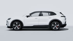 Vue extérieure de Cayenne S Electric montrant le côté gauche de la voiture