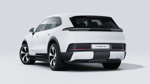 Vue extérieure de Cayenne S Electric montrant l'arrière et le côté gauche de la voiture