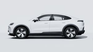 Vue extérieure de Cayenne Coupé Electric montrant le côté gauche de la voiture