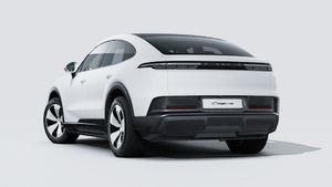 Vue extérieure de Cayenne Coupé Electric montrant l'arrière et le côté gauche de la voiture