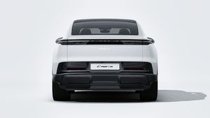 Vue extérieure de Cayenne Coupé Electric montrant l'arrière de la voiture