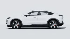 Vue extérieure de Cayenne S Coupé Electric montrant le côté gauche de la voiture