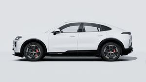 Vue extérieure de Cayenne Turbo Coupé Electric montrant le côté gauche de la voiture