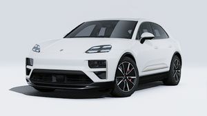 Vue extérieure de Macan Turbo montrant l'avant et le côté gauche de la voiture