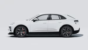 Vue extérieure de Macan Turbo montrant le côté gauche de la voiture