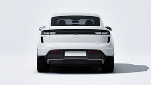 Vue extérieure de Macan Turbo montrant l'arrière de la voiture