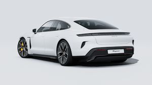 Vue extérieure de Taycan Turbo S montrant l'arrière et le côté gauche de la voiture