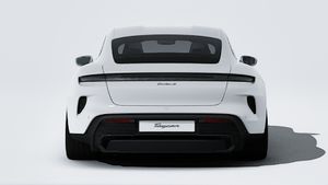 Vue extérieure de Taycan Turbo S montrant l'arrière de la voiture