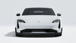 Vue extérieure de Taycan Turbo GT montrant l'avant de la voiture