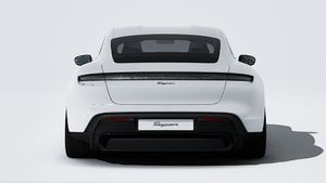 Vue extérieure de Taycan Black Edition montrant l'arrière de la voiture