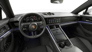 Vue de l'intérieur montrant le volant et le tableau de bord d'un véhicule de transport de marchandises. Panamera 4 E-Hybrid