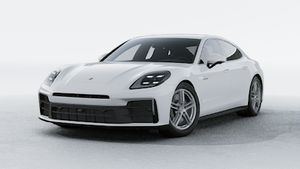 Vue extérieure de Panamera 4 E-Hybrid montrant l'avant et le côté gauche de la voiture