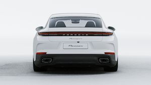 Vue extérieure de Panamera 4 E-Hybrid montrant l'arrière de la voiture