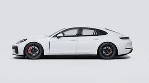 Vue extérieure de Panamera GTS montrant le côté gauche de la voiture