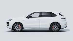 Внешний вид Cayenne S E-Hybrid Black Edition с левой стороны автомобиля
