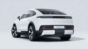 Внешний вид Cayenne S Coupé Electric с изображением задней и левой части автомобиля