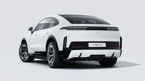 Внешний вид Cayenne Turbo Coupé Electric с изображением задней и левой части автомобиля
