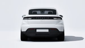 Внешний вид Macan 4 с изображением задней части автомобиля