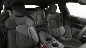 Вид изнутри на передние сиденья Taycan Turbo S