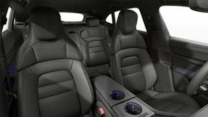 Вид изнутри на передние сиденья Taycan Sport Turismo Black Edition