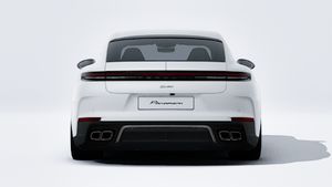 Внешний вид Panamera Turbo E-Hybrid с изображением задней части автомобиля