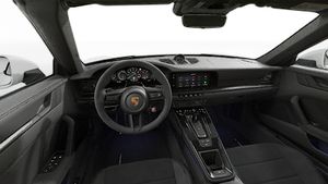 Внатрешен приказ што ги прикажува воланот и контролната табла на 911 Carrera GTS Cabriolet