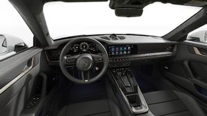 Внатрешен приказ што ги прикажува воланот и контролната табла на 911 Turbo S