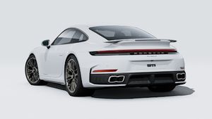 Надворешен приказ на 911 Turbo S кој ги прикажува задната и левата страна на автомобилот