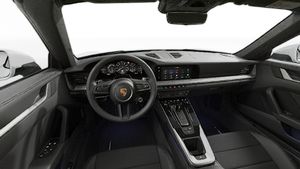 Внатрешен приказ што ги прикажува воланот и контролната табла на 911 Carrera 4S Cabriolet