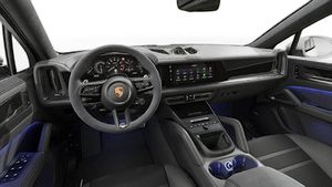 Внатрешен приказ што ги прикажува воланот и контролната табла на Cayenne GTS Coupé