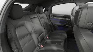 Внатрешен преглед од Cayenne Coupé Black Edition