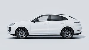 Надворешен приказ на Cayenne Coupé Black Edition кој ја покажува левата страна на автомобилот