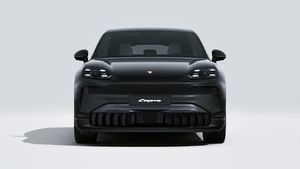 Надворешен поглед на Cayenne Electric кој го прикажува предниот дел на автомобилот