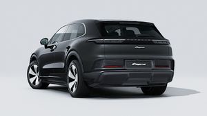 Надворешен приказ на Cayenne Electric кој ги прикажува задната и левата страна на автомобилот
