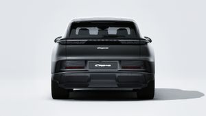 Надворешен поглед на Cayenne Electric кој го прикажува задниот дел на автомобилот