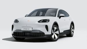 Надворешен приказ на Cayenne Coupé Electric кој ги прикажува предната и левата страна на автомобилот