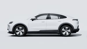 Надворешен приказ на Cayenne Coupé Electric кој ја покажува левата страна на автомобилот